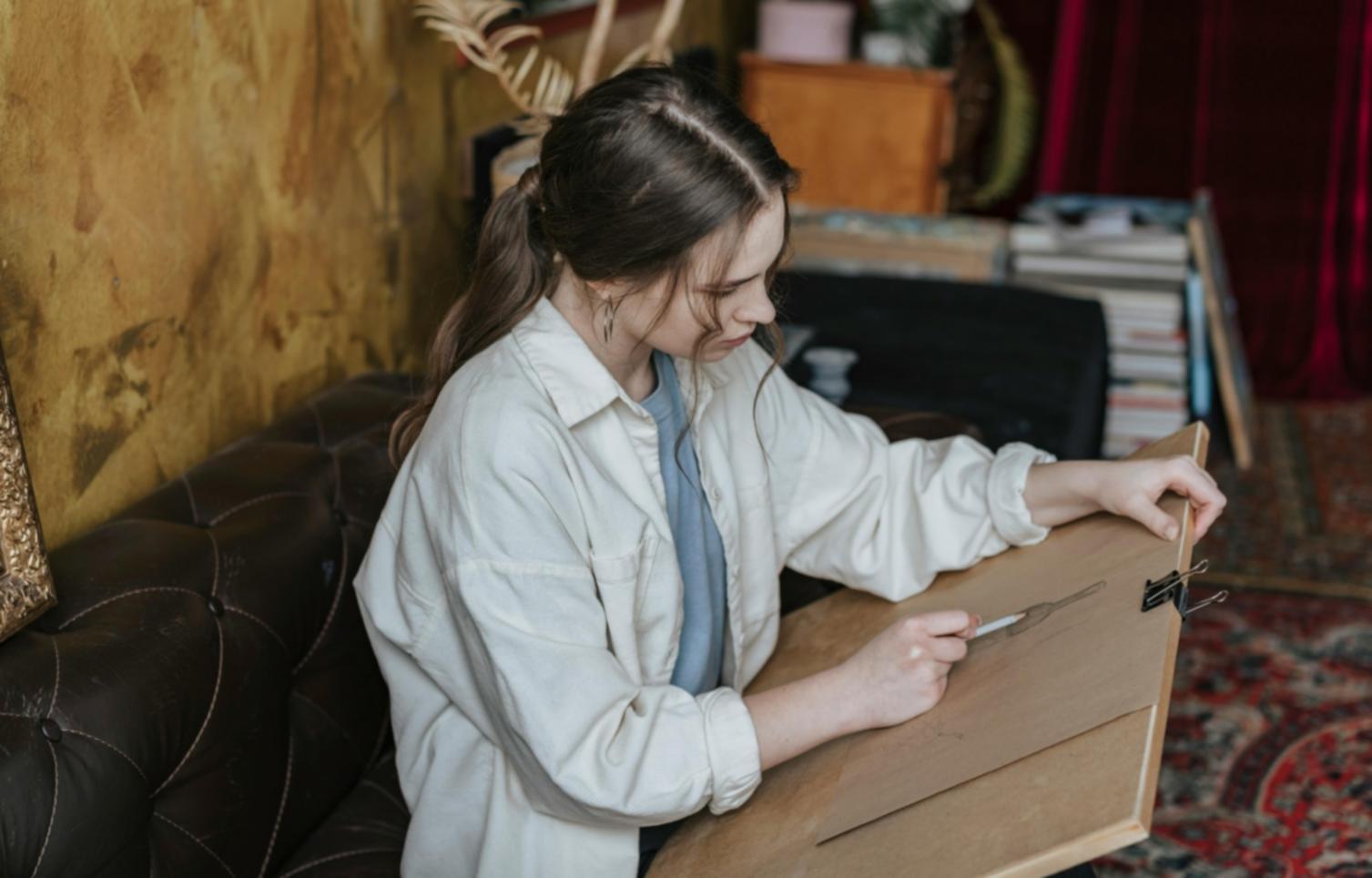 Sketch tradizionale a matita con dettagli artistici