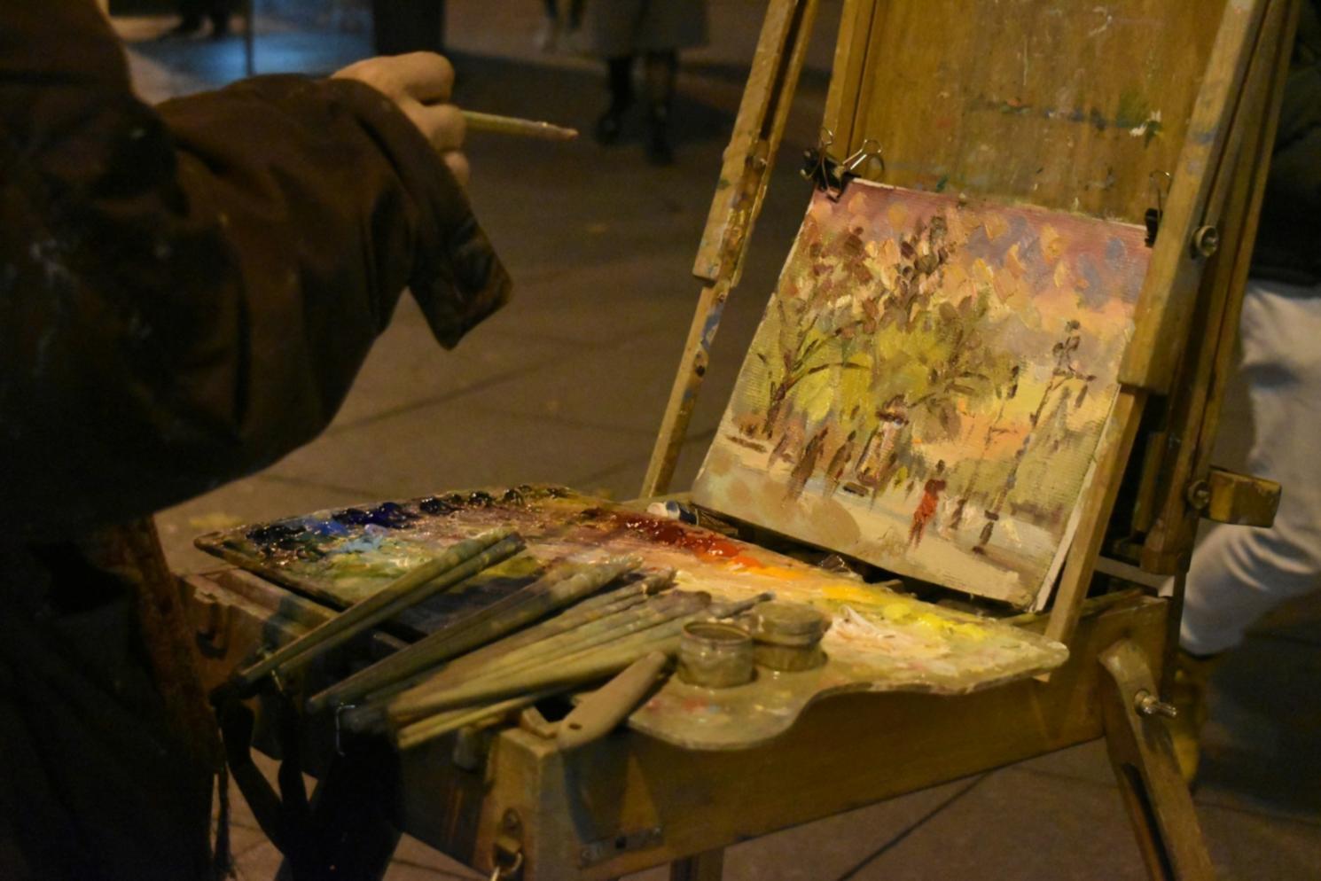 Studenti internazionali che collaborano in un laboratorio di illustrazione creativa