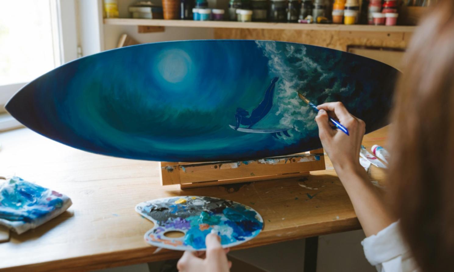 Ambiente di studio moderno con postazioni per illustrazione digitale